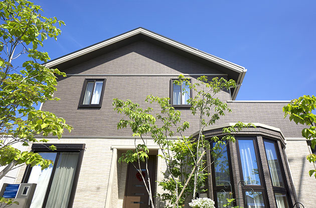 屋根塗装 屋根のリフォーム ポイントと価格 費用相場 リフォームの一括見積もり比較と業者の口コミ 評判